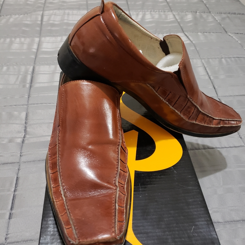 Stay Adam's leather shoes.